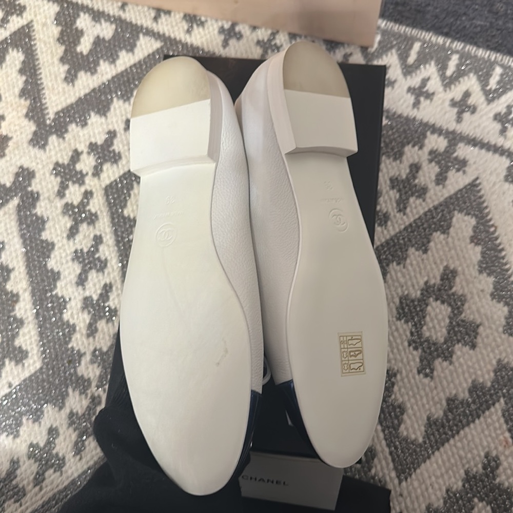 Chanel White/Blue Leather and Patent CC Cap Toe Bow Ballet - Picture 6 of 7